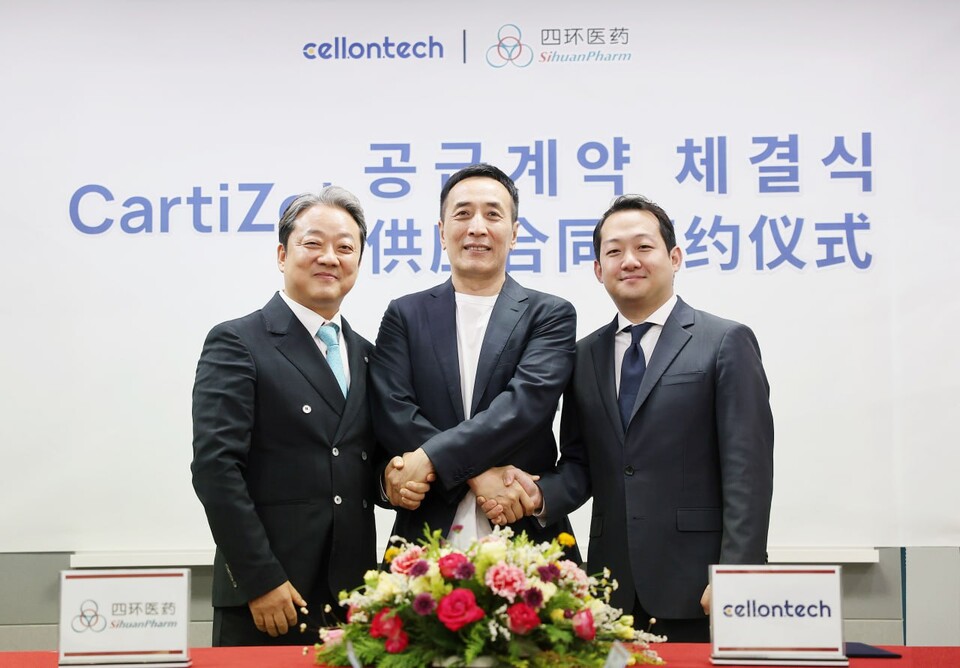 김건우 에쓰씨엔지니어링 회장(왼쪽)과 처펑성(Che Fengsheng) 사환제약 그룹 회장(가운데)이 셀론텍 본사를 방문해 카티졸 공급계약 체결식을 가진 뒤 기념촬영을 하고 있다. 사진=에쓰씨엔지니어링