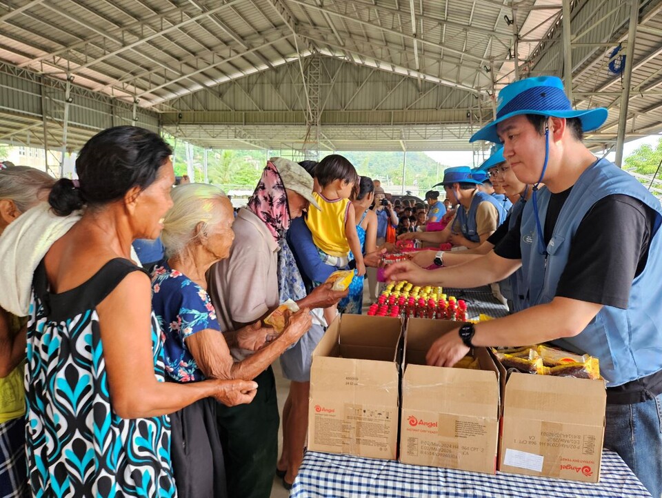 포스코임직원들이 필리핀 현지를 방문해 생필품을 나눠주는 모습. 사진=포스코
