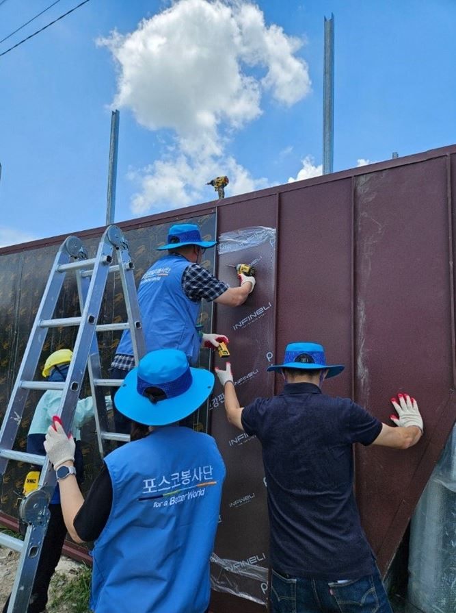 포스코임직원들이 필리핀 현지를 방문해 건축 봉사활동에 참여하는 모습. 사진=포스코
