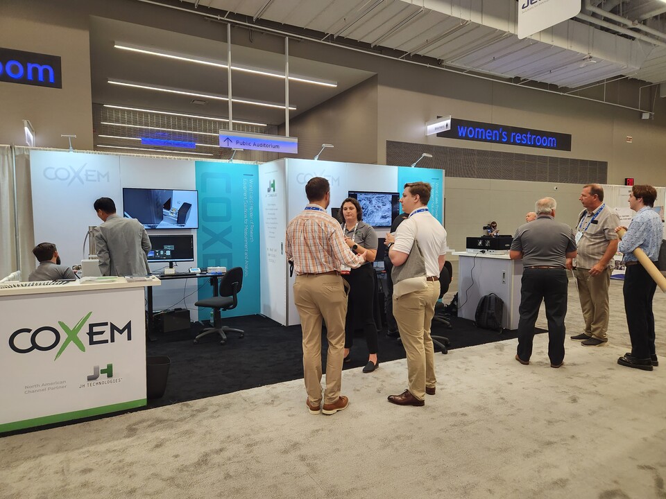 코셈 직원이 ‘2024 M&M’에 참가해 현장 방문객들을 대상으로 제품을 설명하고 있다. 사진=코셈