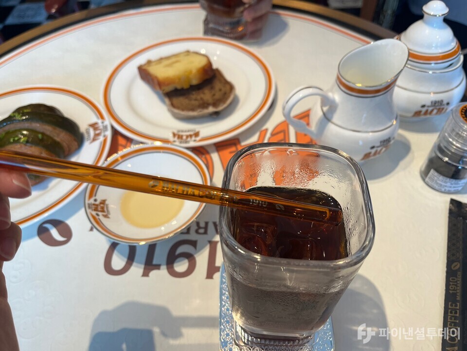 바샤커피 관계자는 아이스 커피 주문 시 제공되는 유리 빨대는 일회용이라고 설명했다. 사진=허서우 기자