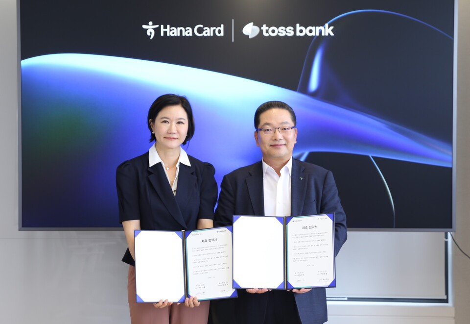 이은미 토스뱅크 대표이사(왼쪽)와 이호성 하나카드 대표이사가 지난달 25일 서울 강남구 역삼동 토스뱅크에서 진행된 PLCC 협약식에서  협약서에 서명 후 기념촬영을 하고 있다. 사진=하나카드