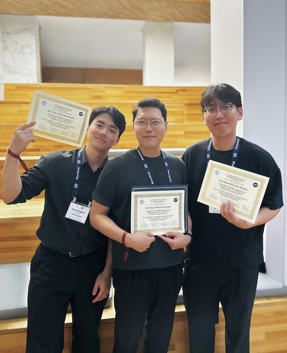 SK텔레콤은 지난 달 미국 워싱턴 DC에서 개최된 정보 검색 분야 세계적 권위 학회인 SIGIR 2024(International ACM SIGIR Conference on Research and Development in Information Retrieval)에서 자체 개발 추천 모델 알고리즘 연구가 우수 논문상(Best Paper Honorable Mention)을 수상했다고 밝혔다. 사진 좌측부터 SKT 개인화모델링팀 윤형준, 박정, 김태산 매니저. 사진=SK텔레콤