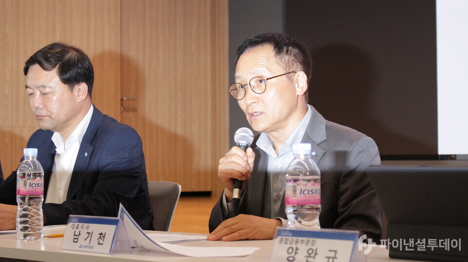 기자간담회 중 답변하는 남기천 우리투자증권 대표이사. 사진=신수정 기자