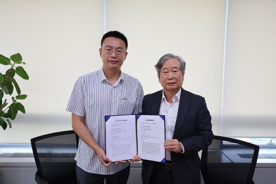 (왼쪽부터)리우 레이 산둥포커스프레다 총경리와 정현규 바이오플러스 대표이사가 전략적 파트너십을 체결하고 기념 사진을 촬영하고 있다. 사진=바이오플러스