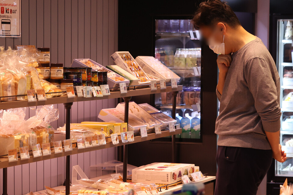 서울 한 빵집에서 시민이 빵을 고르고 있다. 사진=연합뉴스