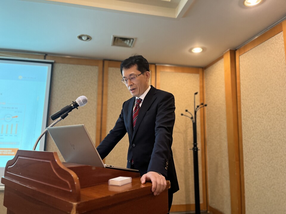 김철준 티디에스팜 대표이사가 8일 오후 서울 여의도에서 진행된 기업설명회에서 노트북을 보며 회사를 소개하고 있다. 사진=한경석 기자