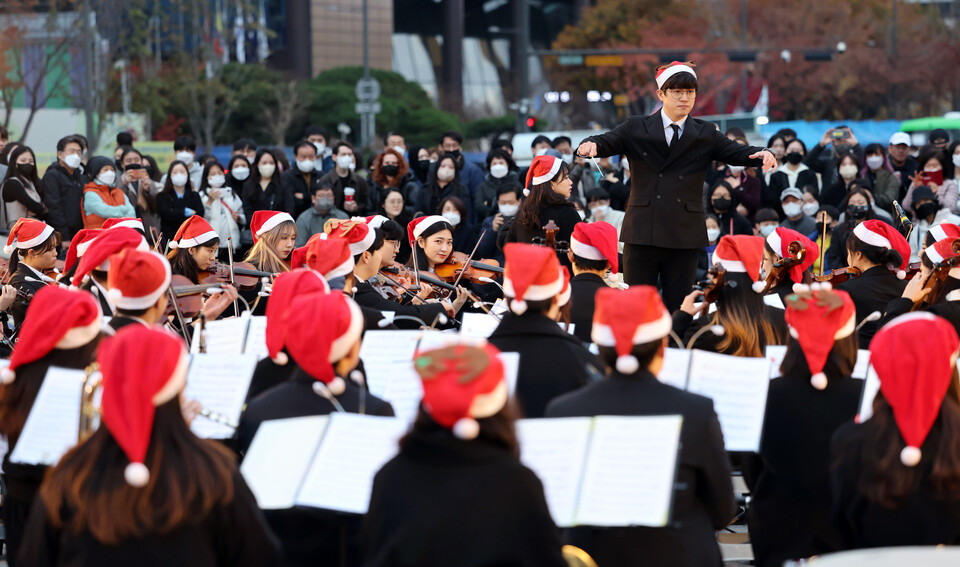 ‘문화 봉사’는 청소년과 청년 대학생, 시니어 등 지역 사회 내 문화·예술 봉사자를 양성하고, 또한 도심 속 클래식 공연장을 새로 발굴하는 메리의 대표 사업이다. 지난 2022년 11월 서울 광화문광장 놀이마당 세종대왕상 앞에서는 메리가 주최 및 주관하고 박카스와 한국메세나협회가 후원한 ‘메리소곡집: 꿈꾸는 이들을 위해’가 열려 메리청년오케스트라 서울·경기 지부 15기와 메리청년콰이어 서울·경기 지부 10기의 합동 문화 봉사가 펼쳐졌다. 사진=연합뉴스
