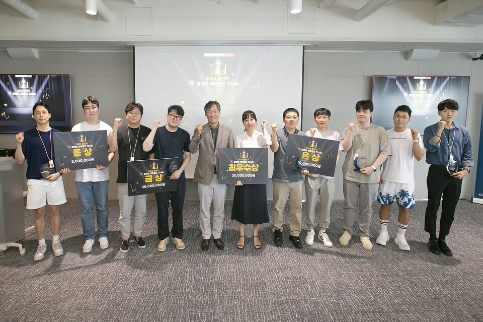 최우형 케이뱅크 행장(왼쪽 다섯 번째)과 임직원들이 지난 8일 ‘2024 상반기 케이뱅크 어워즈’에서 기념촬영을 하고 있다. 사진=케이뱅크