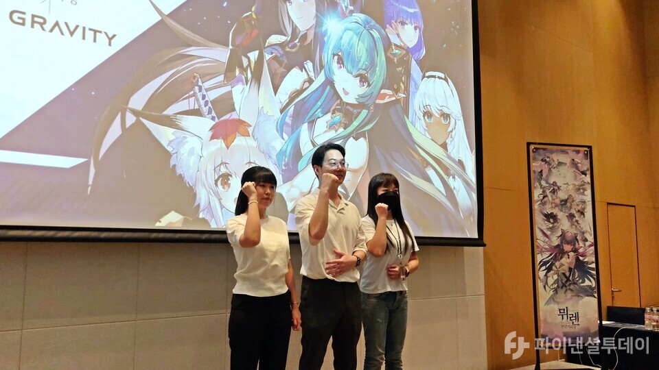 왼쪽부터 정주희 그라비티 사업 PM, 정기동 사업 PM, 남궁솔 운영 총괄이 12일 열린 ‘뮈렌: 천년의 여정’ 국내 론칭 미디어 간담회에서 기념사진을 촬영하고 있다. 사진=채승혁 기자