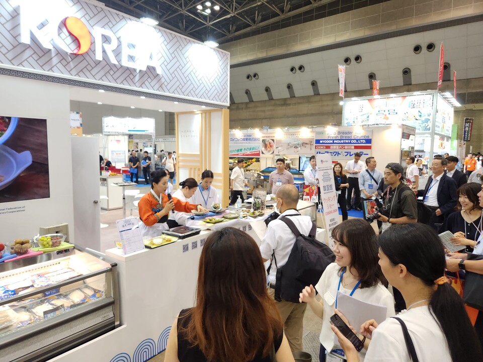 수협중앙회가 지난해 8월 일본 도쿄 빅사이트에서 열린 2023년 도쿄 국제수산박람회에 참가해 한국관을 오픈하고 수산물 요리를 선보이고 있다. 사진=수협중앙회
