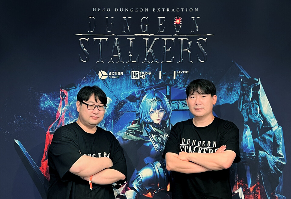 왼쪽부터 액션스퀘어 스튜디오 HG 한대훈 PD와 하이브IM 김원모 사업팀장이 기념사진을 촬영하고 있다. 사진=하이브IM