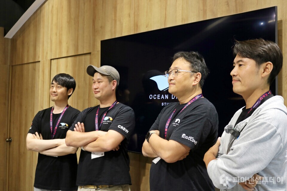 왼쪽부터 오션 드라이브 스튜디오 차현성 갓 세이브 버밍엄 크리에이티브 디렉터, 박재은 섹션13 크리에이티브 디렉터, 김진상 로스트 아이돌론스: 위선의 마녀 크리에이티브 디렉터, 이정수 미국법인장 겸 사업 총괄이 기념사진을 촬영하고 있다. 사진=채승혁 기자