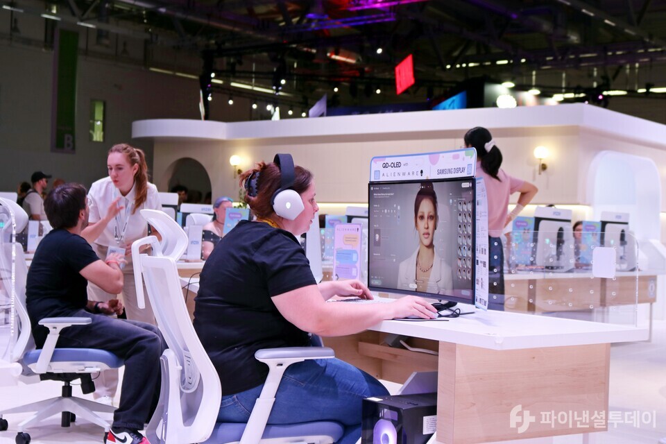 게임스컴 2024 인조이 부스에서 관람객이 게임을 시연하고 있다.