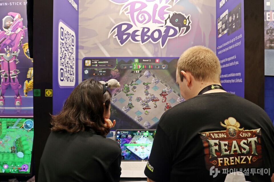 ‘게임스컴 2024’ 인디 아레나 내 동료 개발자들이 ‘사우스 폴 비밥’을 시연해 보고 있다. 사진=채승혁 기자 