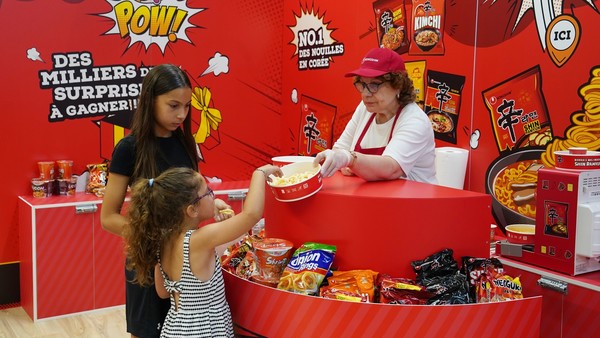 농심이 지난달 개최한 '프랑스 까르푸 팝업스토어'에서 방문객이 농심 제품을 시식하고 있다. 사진=농심