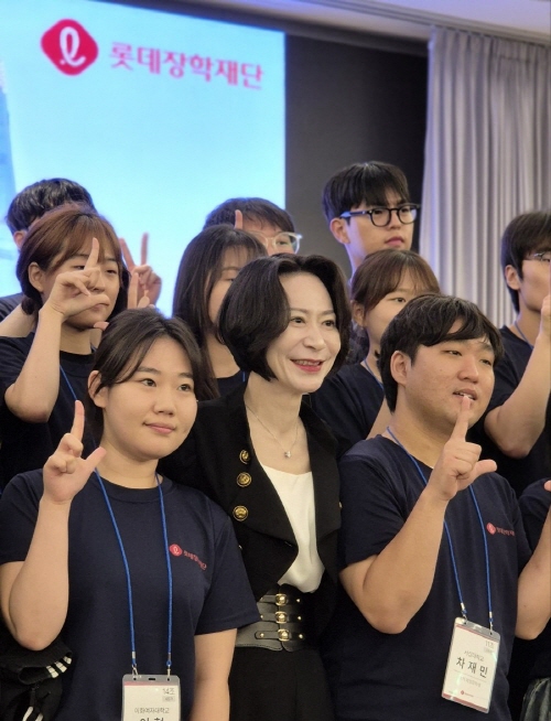 장혜선 롯데장학재단 이사장(사진 중앙)이 지난 20일 개최한 ‘2024 신격호 롯데 한마음 소통캠프’에서 장학생들과 사진 촬영을 하고 있다. 사진=롯데장학재단