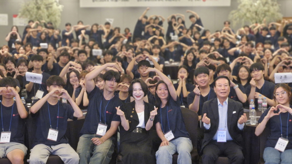 장혜선 롯데장학재단 이사장(사진 맨 앞줄 왼쪽에서 네번째)이 지난 20일 개최한 ‘2024 신격호 롯데 한마음 소통캠프’에서 장학생들과 사진 촬영을 하고 있다. 사진=롯데장학재단