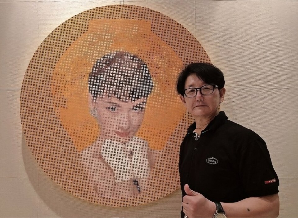 철화백자와 오드리햅번(100호/2024) 작품과 김중식작가. 사진=미래에셋증권