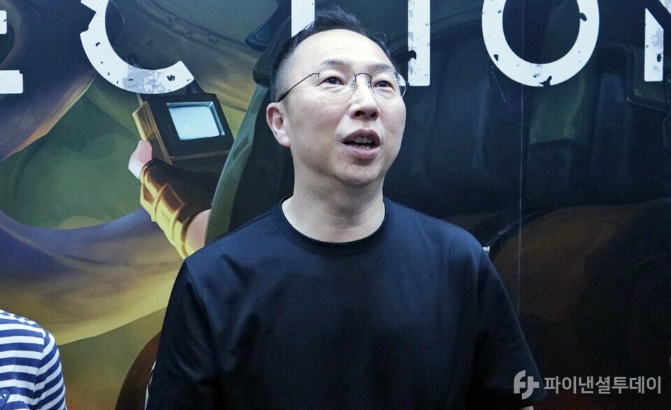 한상우 카카오게임즈 대표이사가 21일 개막한 ‘게임스컴 2024’ 오션 드라이브 스튜디오 부스에서 기자들과 즉석에서 질의응답을 하고 있다.