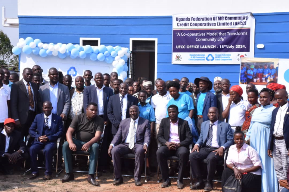 우간다 새마을금고 지도자 및 정부 관계자들이 우간다 새마을금고중앙회 신축회관 개소식을 마치고 기념 촬영을 하고 있다. 사진=새마을금고