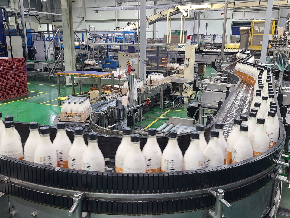 국순당 횡성양조장 내에서 제품이 생산되고 있다. 사진=신용수 기자