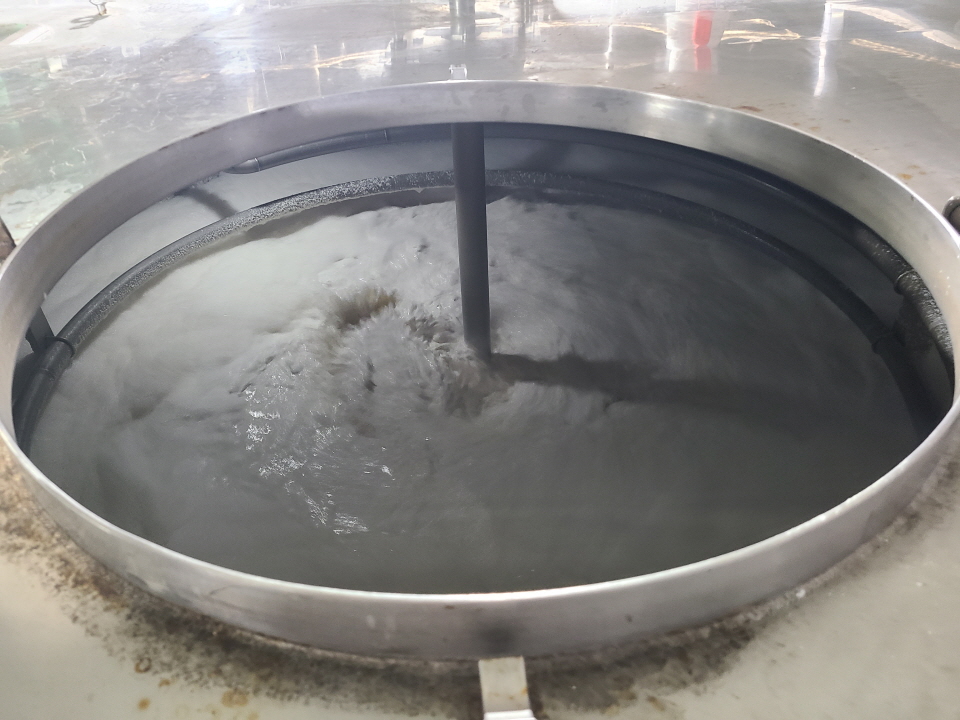 '대박막걸리’가 담긴 탱크에서 거품이 끓고 있다. 사진=신용수 기자