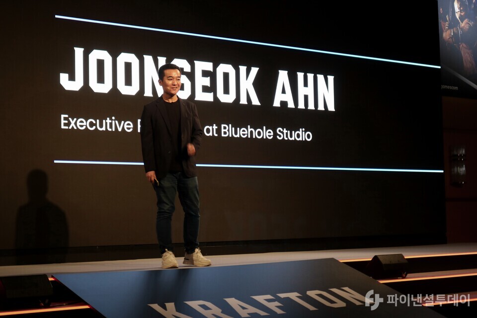 다크앤다커 모바일 개발을 총괄하고 있는 안준석 블루홀스튜디오 PD가 21일 독일 쾰른에서 열린 미디어 쇼케이스에서 말하고 있다. 사진=채승혁 기자