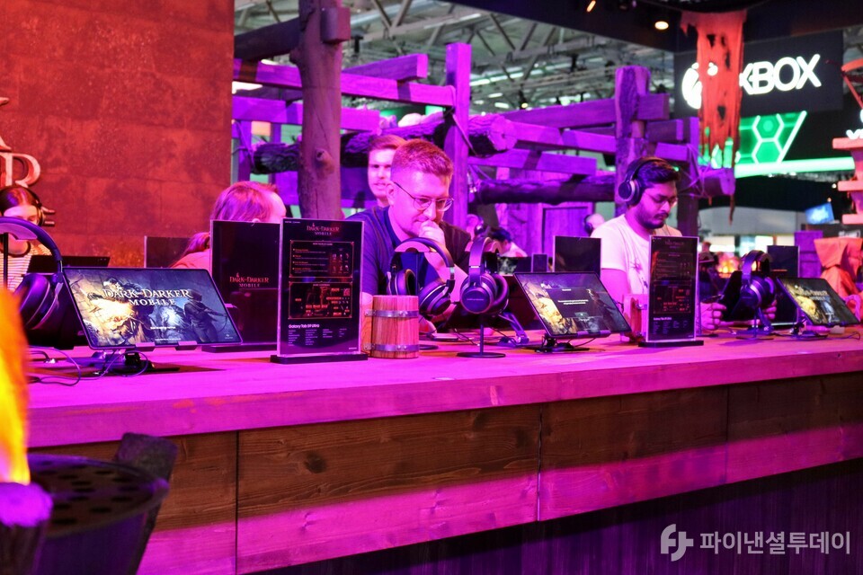 게임스컴 2024 크래프톤 부스에서 참관객들이 다크앤다커 모바일을 시연해보고 있다. 사진=채승혁 기자