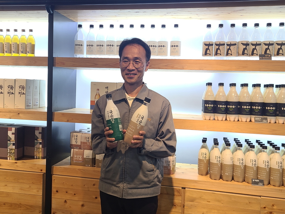 박선영 국순당 생산본부장이 국순당 제품을 손에 들고 있다. 사진=신용수 기자