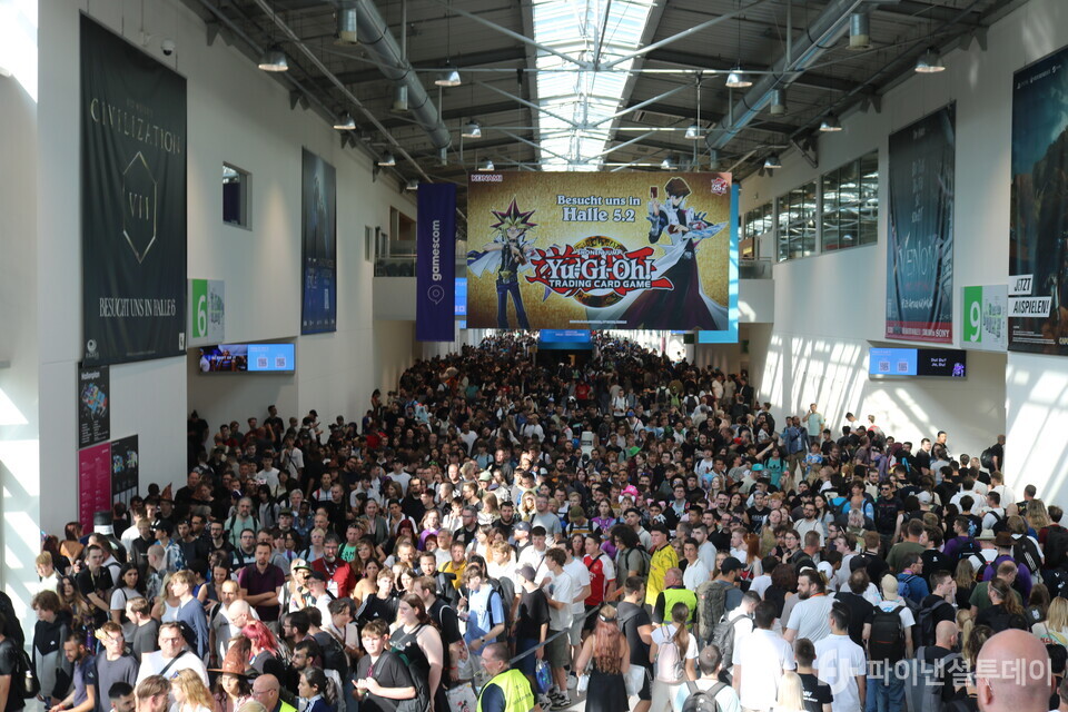 게임스컴 2024를 진행하고 있는 독일 쾰른메세 내부가 인산인해를 이룬 모습. 사진=채승혁 기자