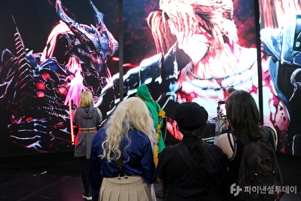 23일 게임스컴 2024 카잔 부스에서 관람객들이 게임 트레일러 영상을 시청하고 있다. 사진=채승혁 기자