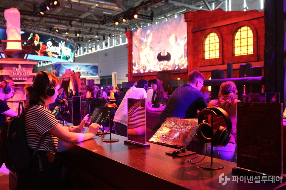 23일 게임스컴 2024 크래프톤 부스에서 관람객들이 다크앤다커 모바일을 시연하고 있다. 사진=채승혁 기자