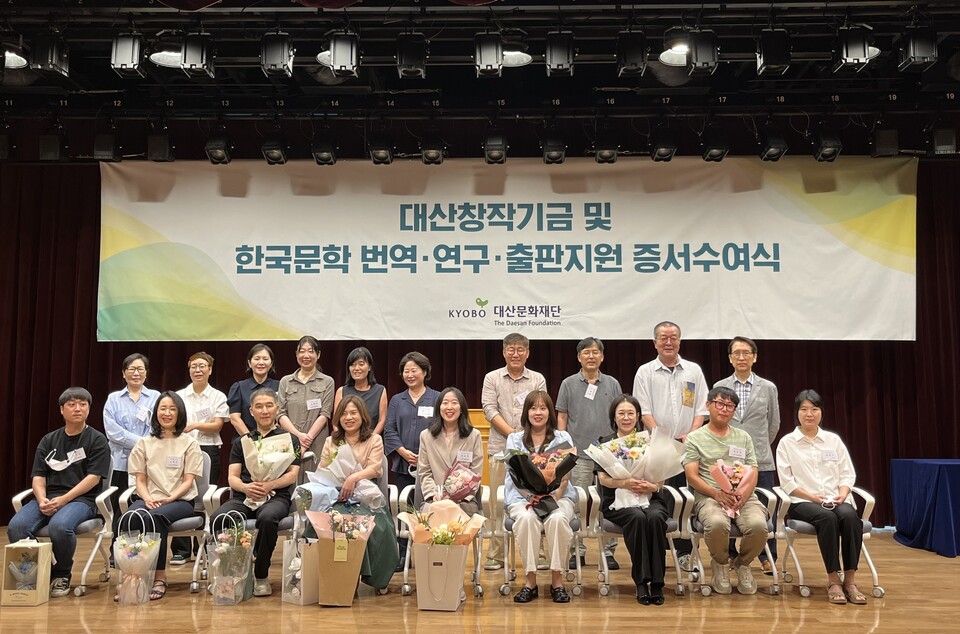 지난 22일 서울 종로구 교보생명빌딩에서 열린 ‘2024 대산창작기금 및 한국문학 번역·연구·출판지원 증서수여식’에서 신창재 대산문화재단 이사장(뒷줄 맨 오른쪽)과 대산창작기금 수혜자(앞줄), 심사위원(뒷줄)들이 기념촬영을 하고 있다. 사진=대산문화재단