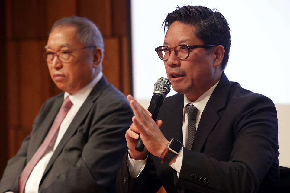 황달성 한국화랑협회장(왼쪽)과 패트릭 리 프리즈 서울 디렉터. 사진=연합뉴스