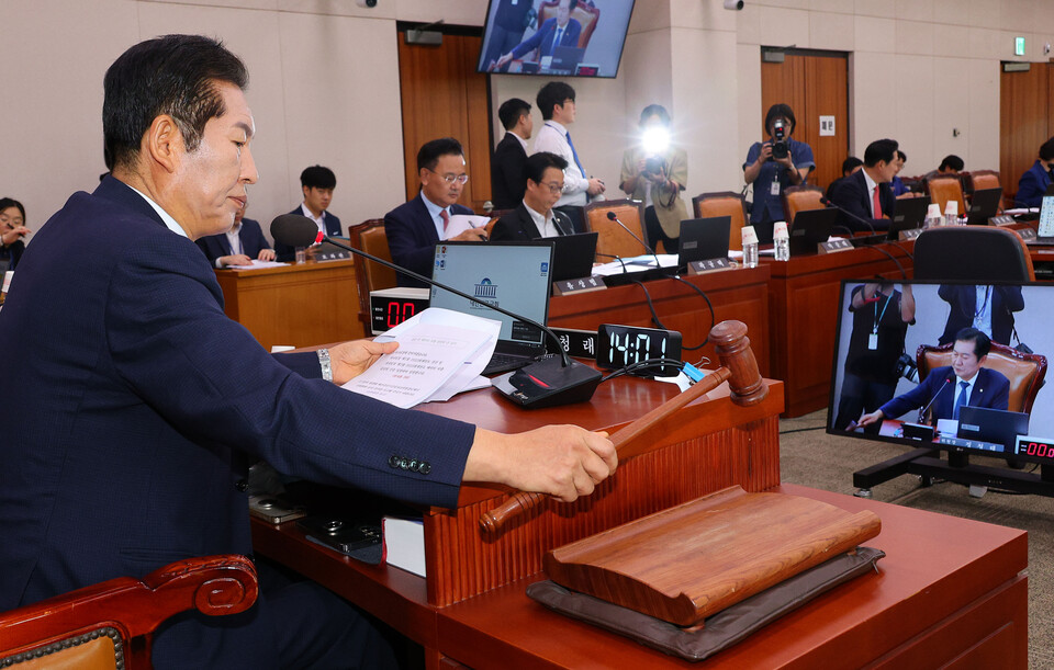 정청래 국회 법제사법위원장이 27일 국회에서 열린 법제사법위원회 전체회의에서 의사봉을 두드리고 있다. 사진=연합뉴스