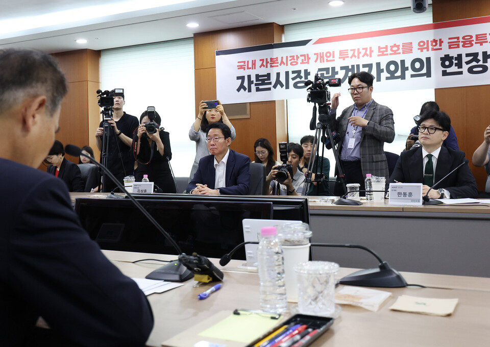 한동훈 국민의힘 대표가 27일 오전 서울 영등포구 한국거래소에서 열린 자본시장 관계자와의 현장간담회에 참석, 정은보 한국거래소 이사장의 발언을 듣고 있다. 사진=연합뉴스