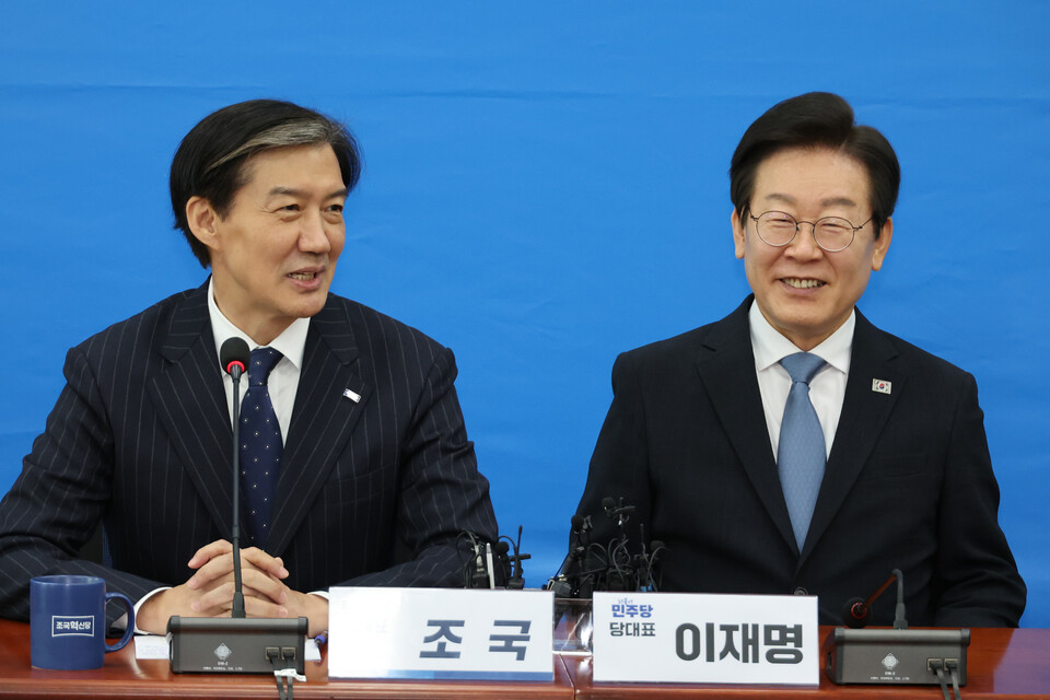 이재명 더불어민주당 대표가 21일 오후 서울 여의도 국회에서 조국 조국혁신당 대표를 예방해 대화하고 있다. 조 대표는 이 대표가 코로나19에 감염됐다는 사실을 알고 그 다음날인 22일 마스크를 쓰고 나타났다. 사진=연합뉴스