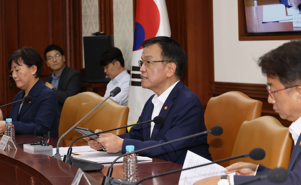 최상목 부총리 겸 기획재정부 장관이 28일 서울 종로구 정부서울청사에서 추석 민생안정대책, 새로운 임대주택 공급방안 등을 논의하기 위해 열린 경제관계장관회의에서 발언하고 있다. 사진=연합뉴스