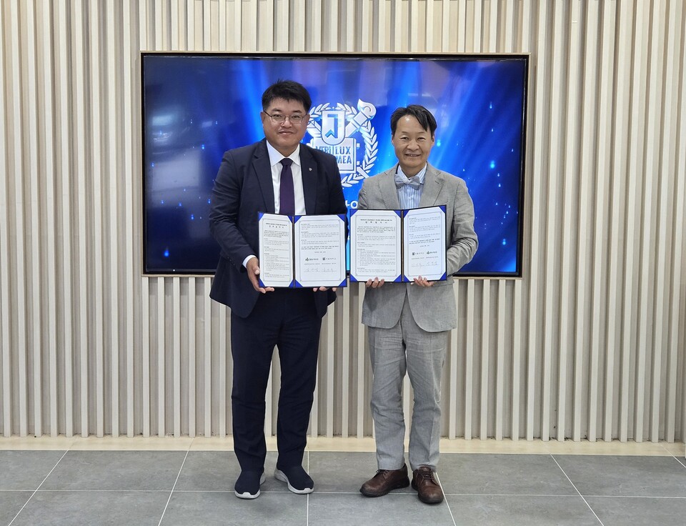 지난 22일 서울대학교 관악캠퍼스 해동학술관에서 심진섭 DB손해보험 본부장(왼쪽)과 강건욱 서울대학교 창업지원단장 교수가 업무협약을 맺고 기념촬영을 하고 있다. 사진=DB손해보험