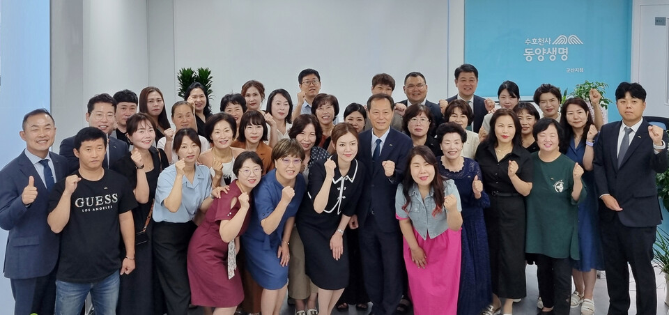 이문구 동양생명 대표이사(첫줄 우측에서 여섯번째)가 군산지점 개점식에 방문해 지점 관계자들과 함께 사진을 찍고 있다. 사진=동양생명