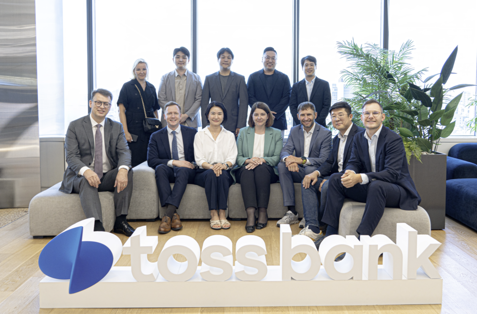 이은미 토스뱅크 대표(첫줄 왼쪽 세번째)와 긴터레이 스카이스테(Gintarė Skaistė) 리투아니아 재무부 장관(첫줄 가운데)과 경제사절단이 지난 28일 오후  토스뱅크를 방문해 기념 사진을 촬영하고 있다. 사진=토스뱅크