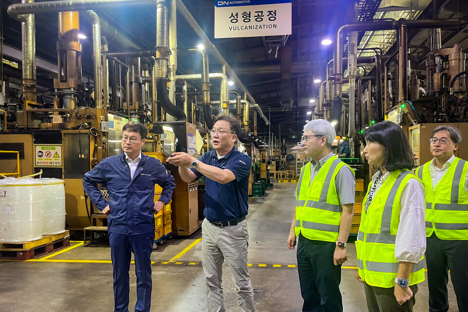 윤희성 수은 행장(왼쪽 세번째)이 중소·중견기업에 대한 금융지원 확대와 소통 강화를 위해 지난 28일 경남 양산시 디엔오토모티브를 방문해 업체 관계자의 설명을 듣고 있다. 사진=수출입은행
