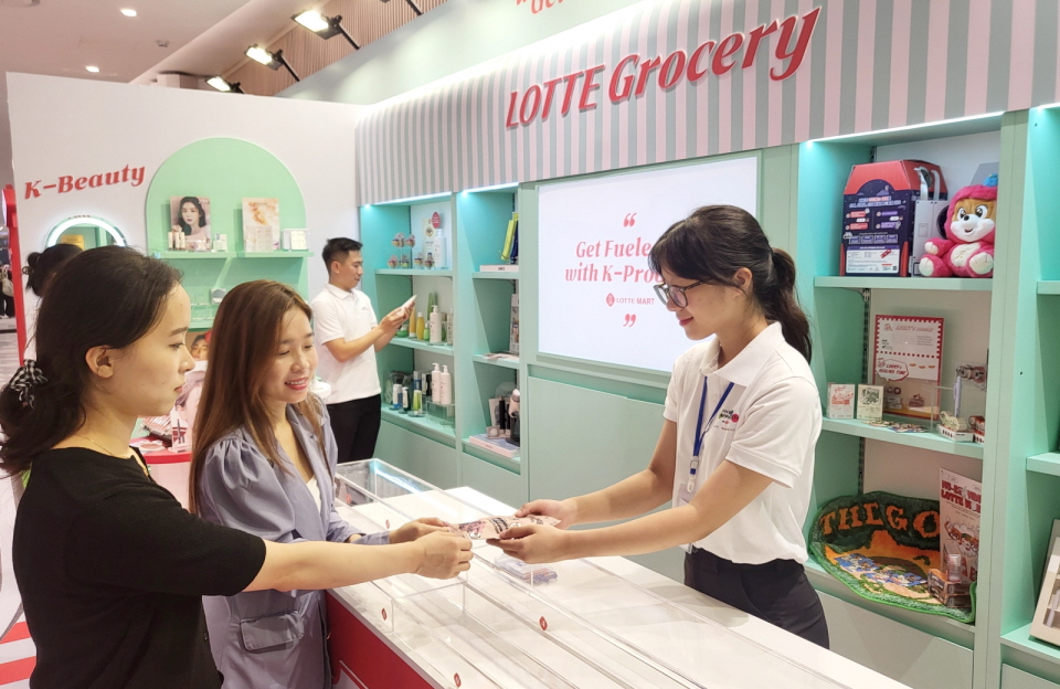 참가 업체가 롯데몰 웨스트레이크 하노이 내 특별 행사장을 방문한 고객에게 상품을 설명하는 모습. 사진=롯데그룹