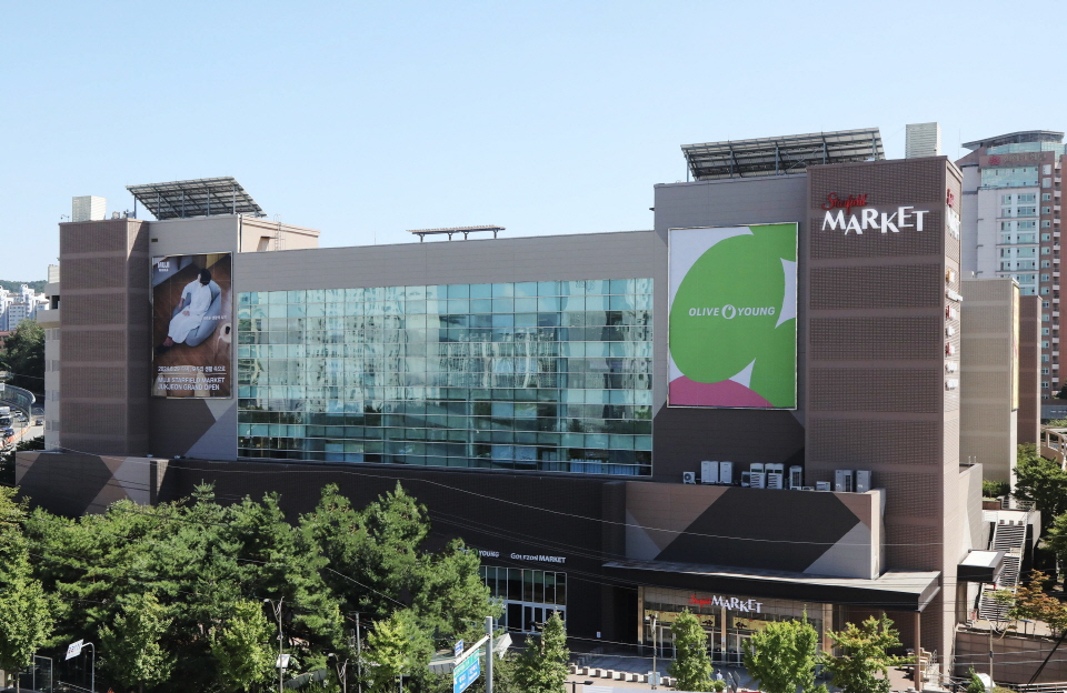 경기도 용인시에 위치한 ‘이마트 죽전점’이 공간혁신에 초점을 둔 ‘스타필드 마켓’으로 재탄생했다. 사진=이마트