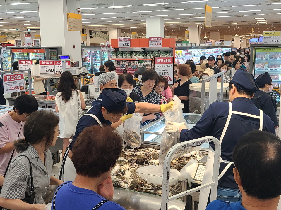 '스타필드 마켓 죽전'의 공식 오픈 당일에 많은 소비자들이 지하1층 매장에 몰려 있다. 사진=신용수 기자