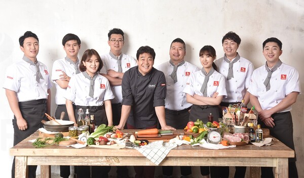 백종원 더본코리아 대표이사와 직원들의 모습. 사진=더본코리아