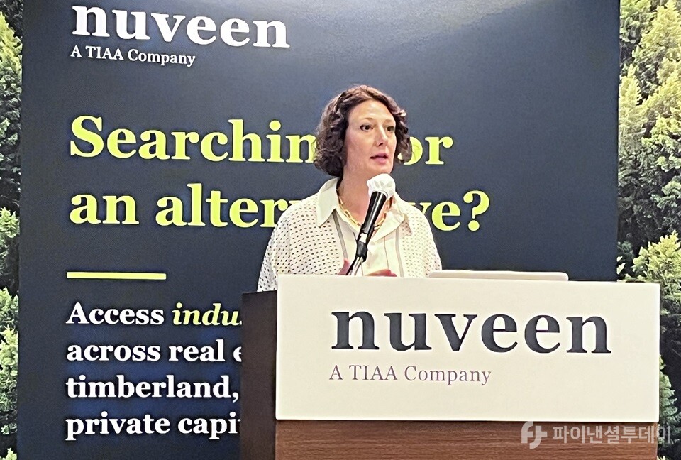 애비게일 딘 누빈 리얼에셋 글로벌 전략 책임자가 2일 서울 영등포구 여의도에 있는 전경련회관(FKI타워)에서 ‘메가트렌드의 영향’이라는 주제로 발표하고 있다. 사진=조송원 기자