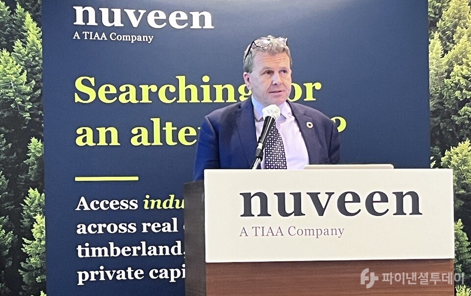 마틴 데이비스 누빈 내추럴 캐피털 글로벌 대표가  2일 서울 영등포구 여의도에 있는 전경련회관(FKI타워)에서 ‘내추럴 캐피털 개관’이라는 주제로 발표하고 있다. 사진=조송원 기자