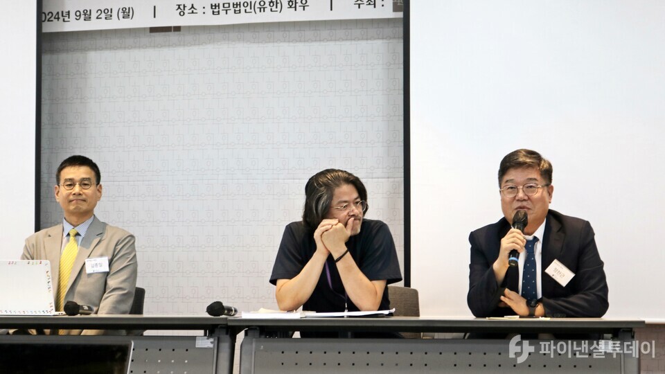 법무법인(유한) 화우는 2일 서울 아셈센터에서 ‘간단하지 않은 문제들 아이템 중복규제와 가상자산이용자보호법’을 주제로 ‘제4회 게임 대담회’를 개최했다. 왼쪽부터 김종일 법무법인 화우 게임센터장, 김윤명 상명대 특임교수, 정한근 법무법인 화우 고문. 사진=채승혁 기자